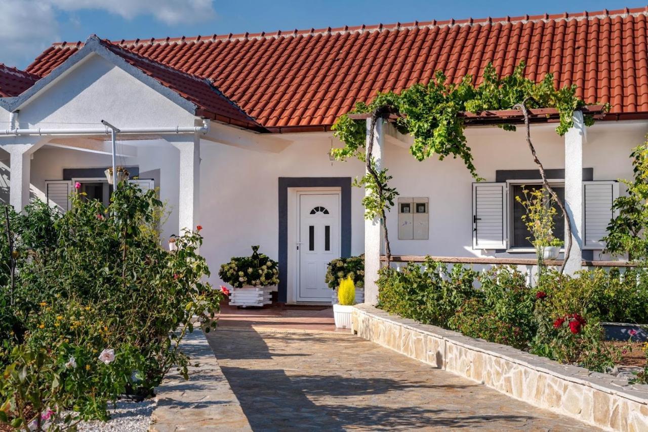 House Camellia With Fenced Pool And Playground Villa Blizna Donja Dış mekan fotoğraf